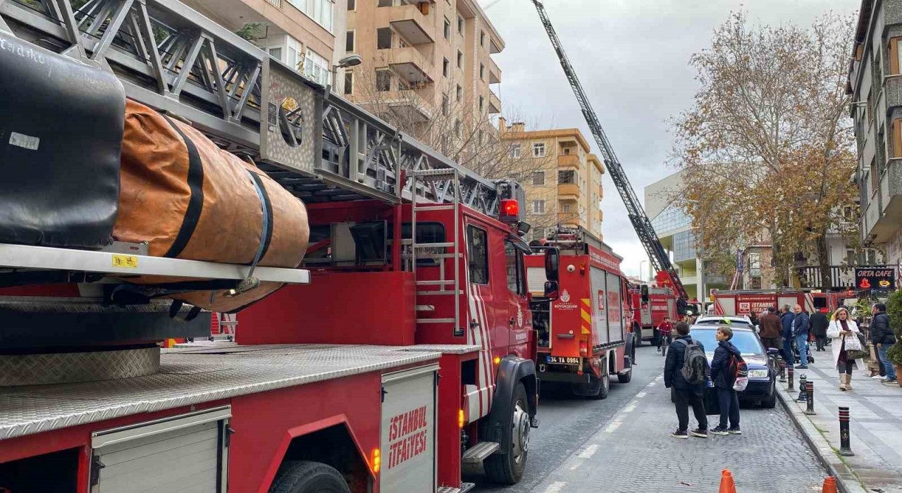 Ataşehirde 8 katlı metruk binanın çatısı alev alev yandı