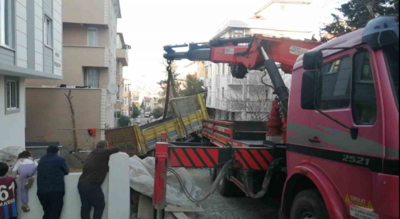 Ataşehirde kum yüklü kamyon yan yattı