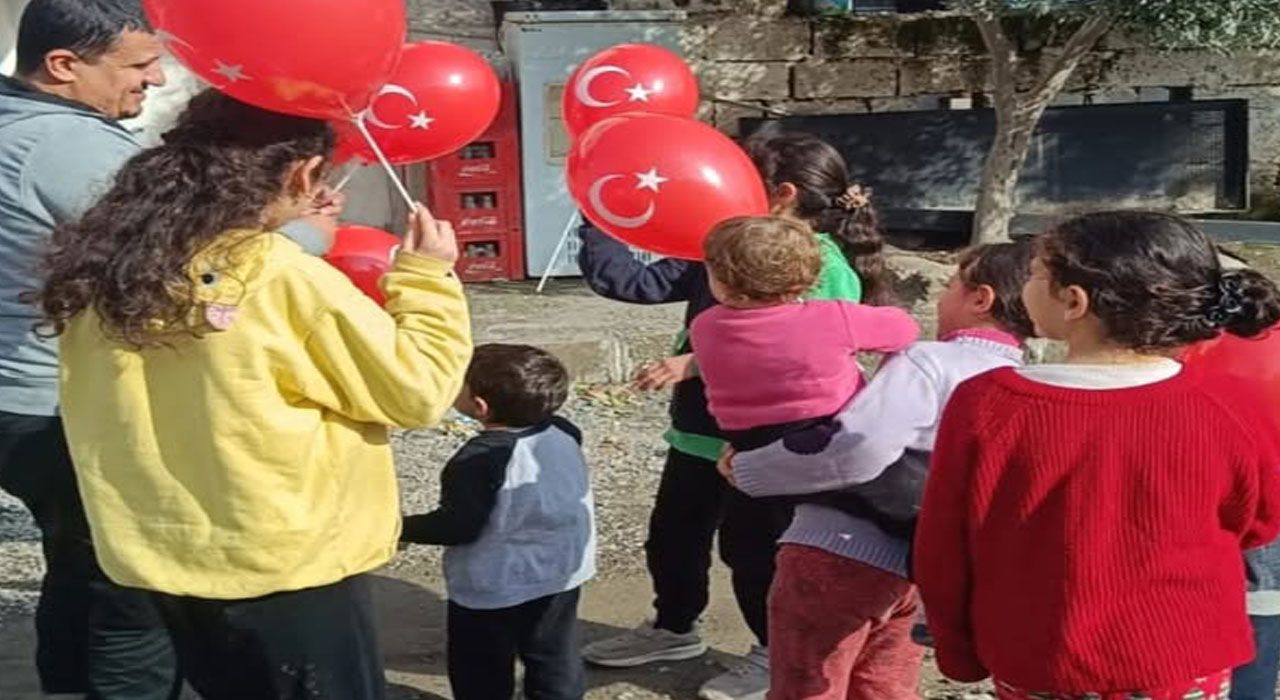 Ay Yıldızlı Balonlar Çocukların Yüzünü Güldürdü