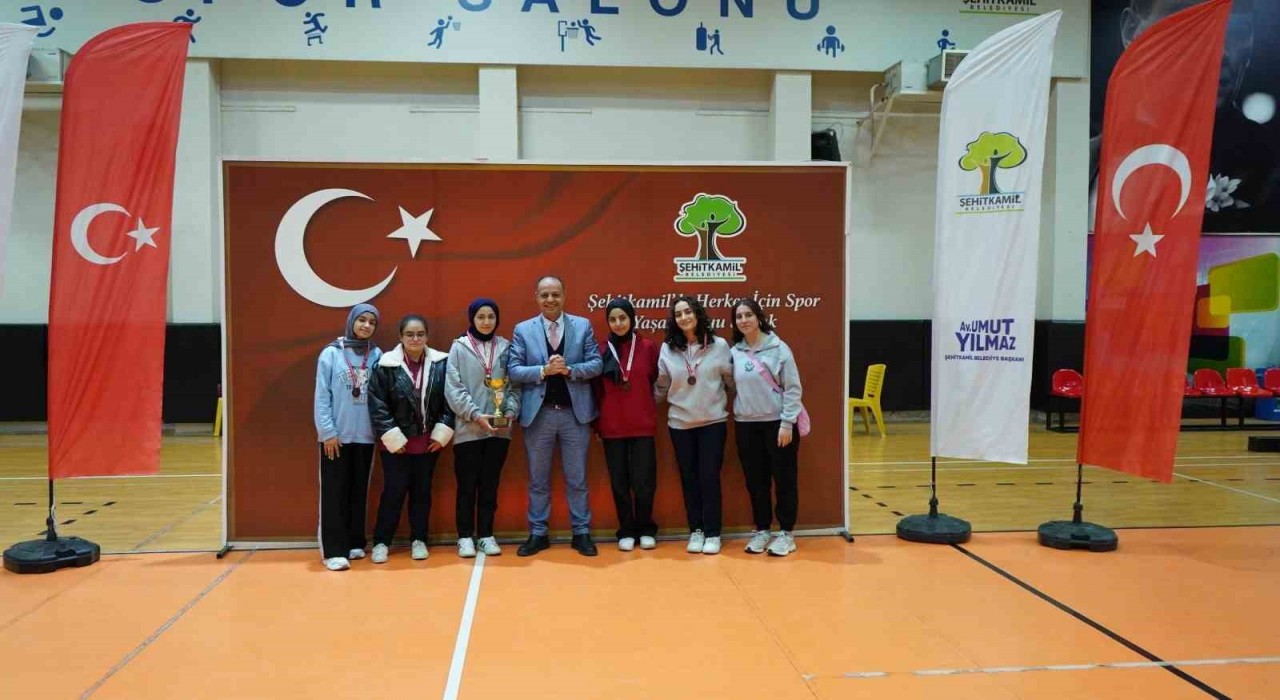 Badminton Kurtuluş Kupasında şampiyonlar belli oldu