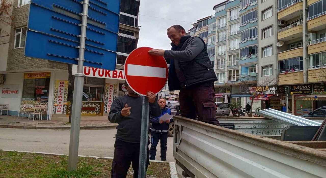Bafrada trafik bilgi ve işaret levhaları yenileniyor