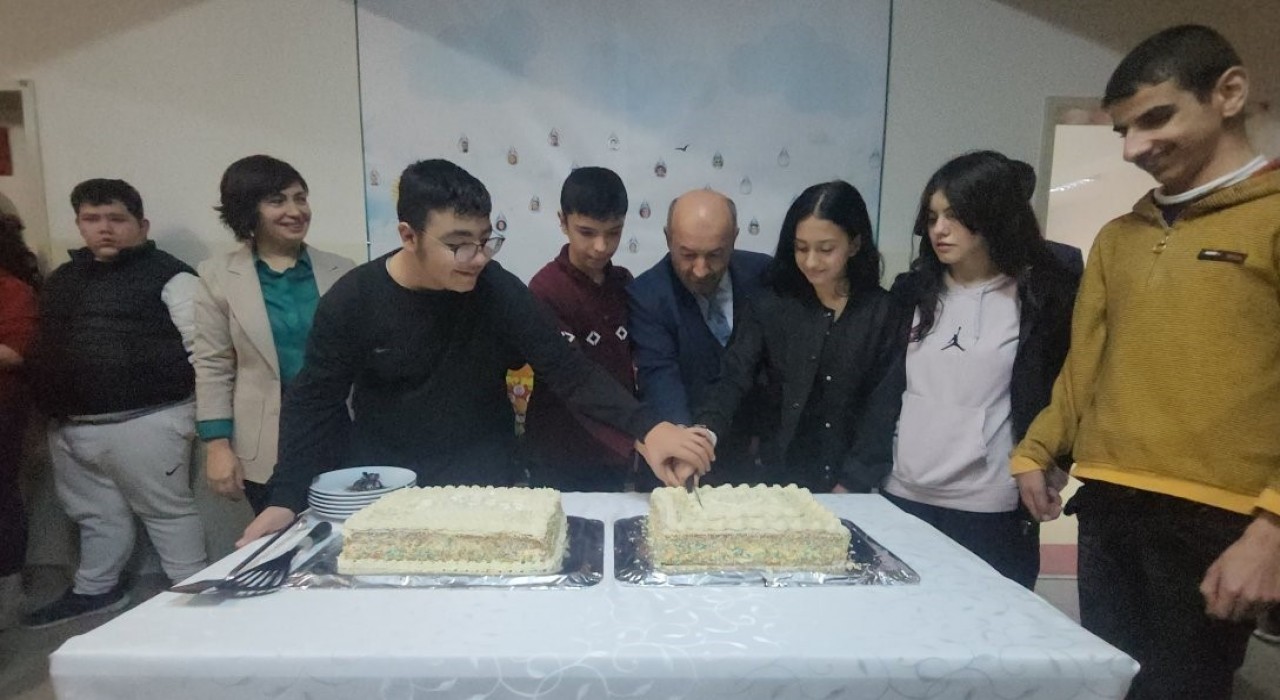Bahattin Çini Özel Eğitim Meslek Okulunda Dünya Engelliler Günü için pastalı etkinlik