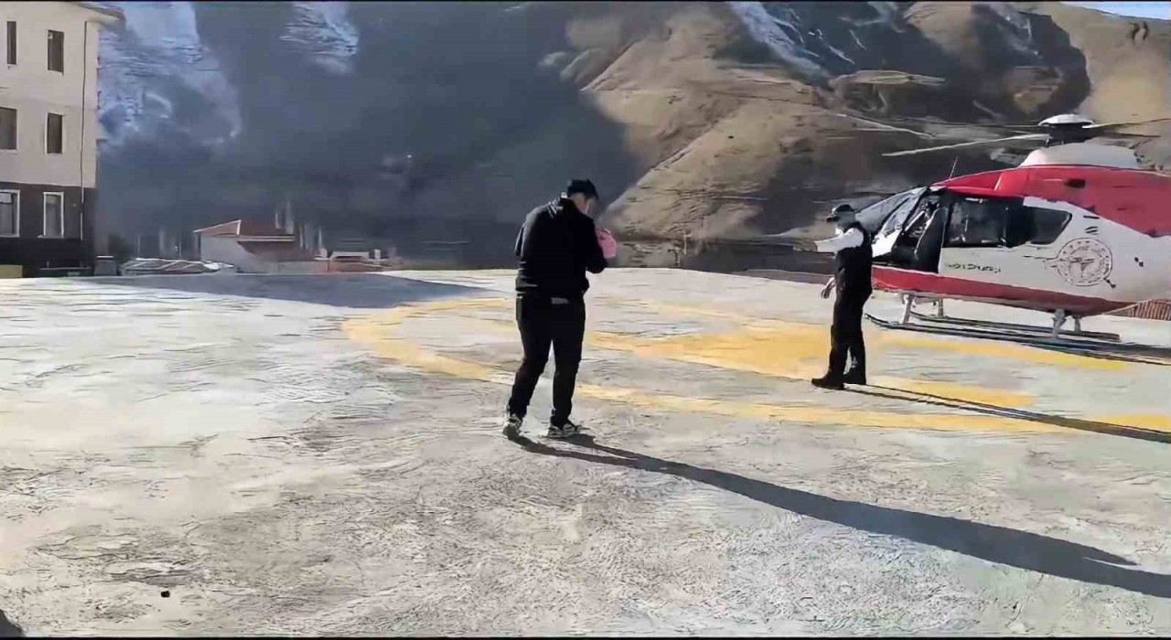 Bahçesarayda ambulans helikopter sarılık olan bebek için havalandı