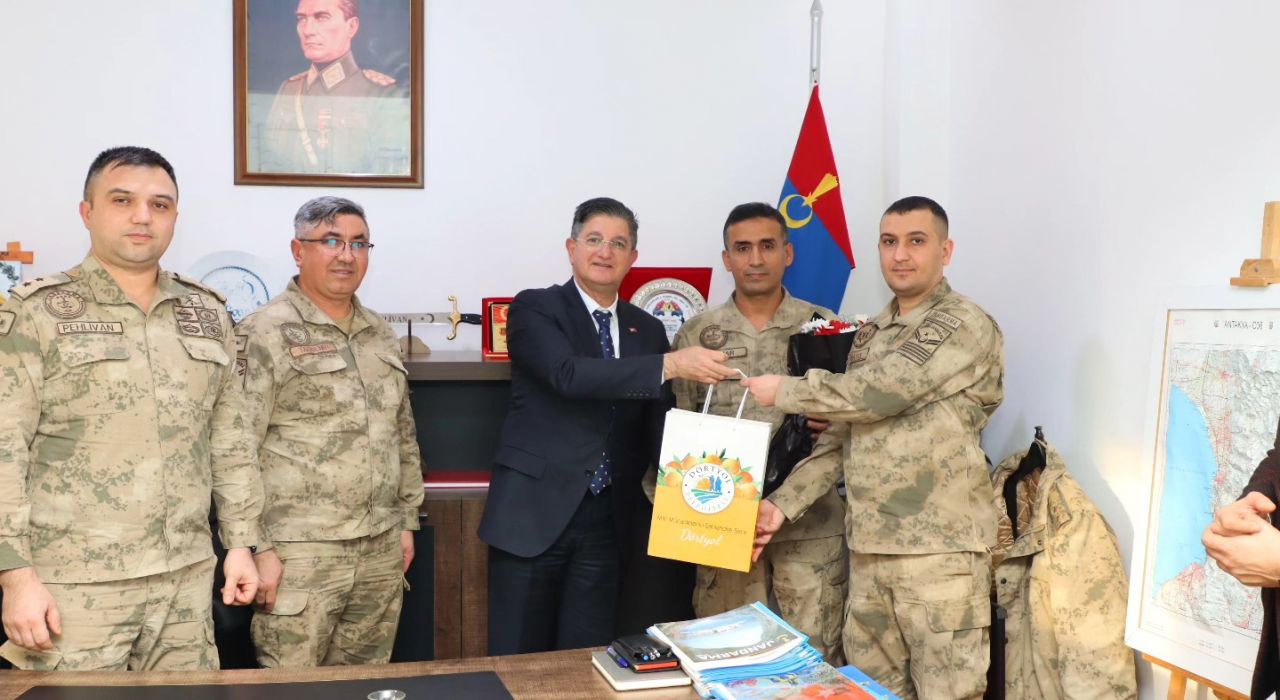 Başkan Amaç’tan İlçe Jandarma Komutanlığına Çiçekli Ziyaret