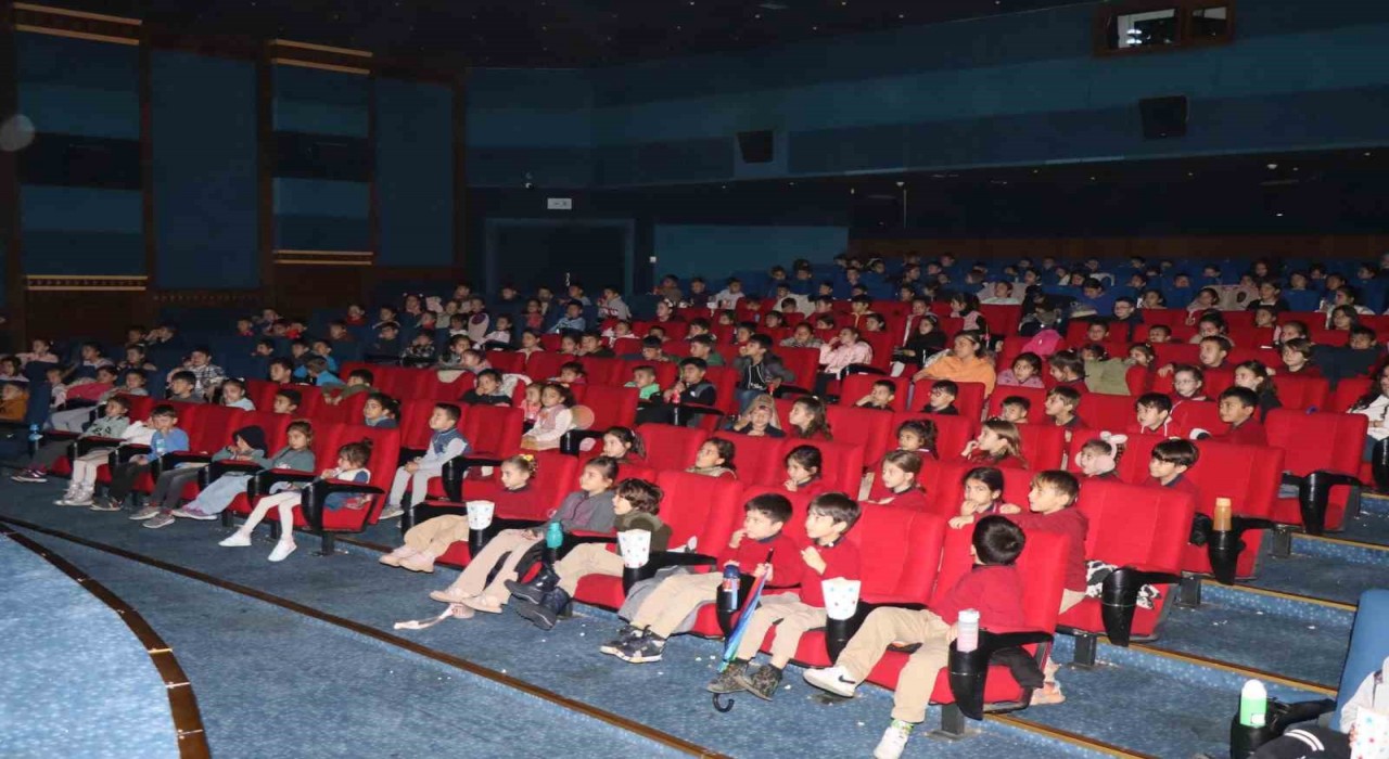 Başkan Tetikten minik öğrencilere sürpriz