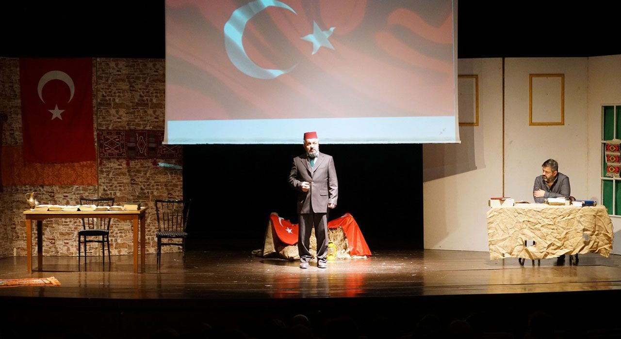 “Ben Mehmet Akif” Tiyatro Gösterisi İzleyicilerden Tam Not Aldı