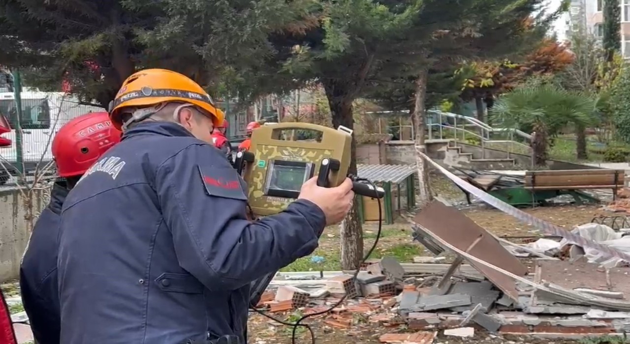 Beylikdüzünde binadaki patlama sonrası yeraltı görüntüleme cihazı ile arama yapılıyor