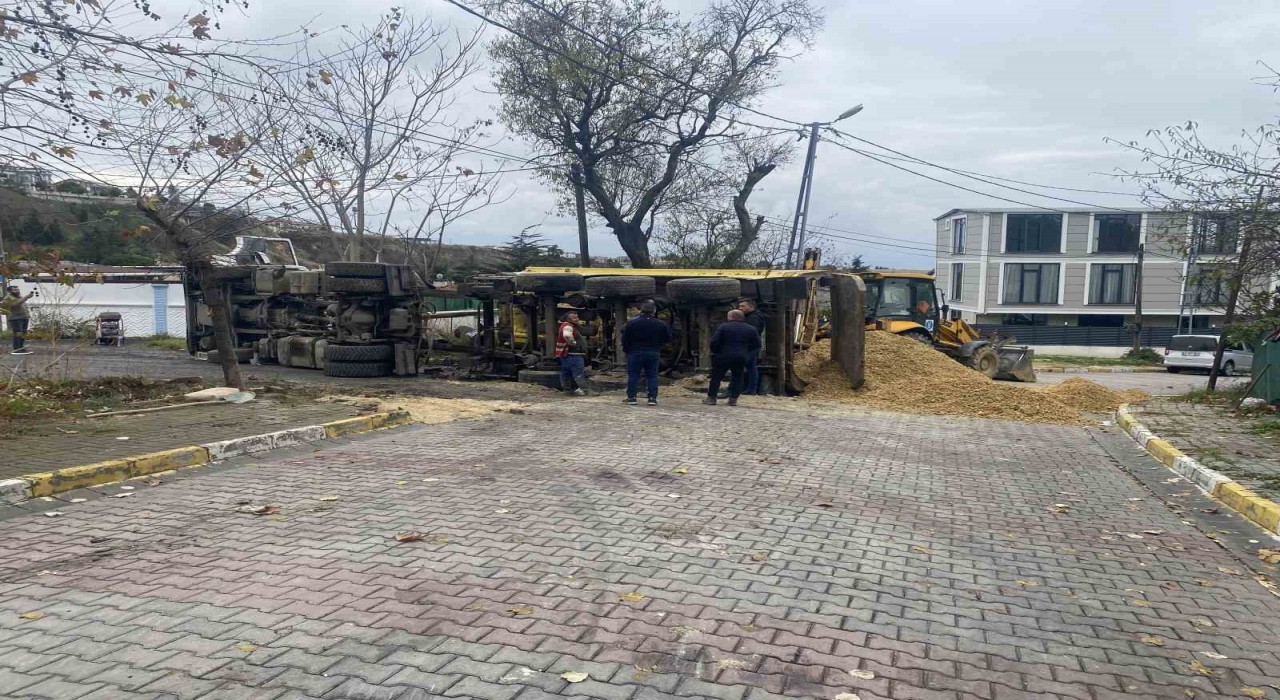 Beylikdüzünde İSKİnin çalışması sırasında yol çöktü, hafriyat kamyonu devrildi