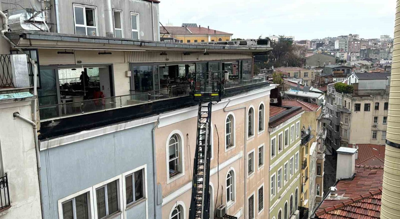Beyoğlunda Masonlar Büyük Locası Derneğinde yangın