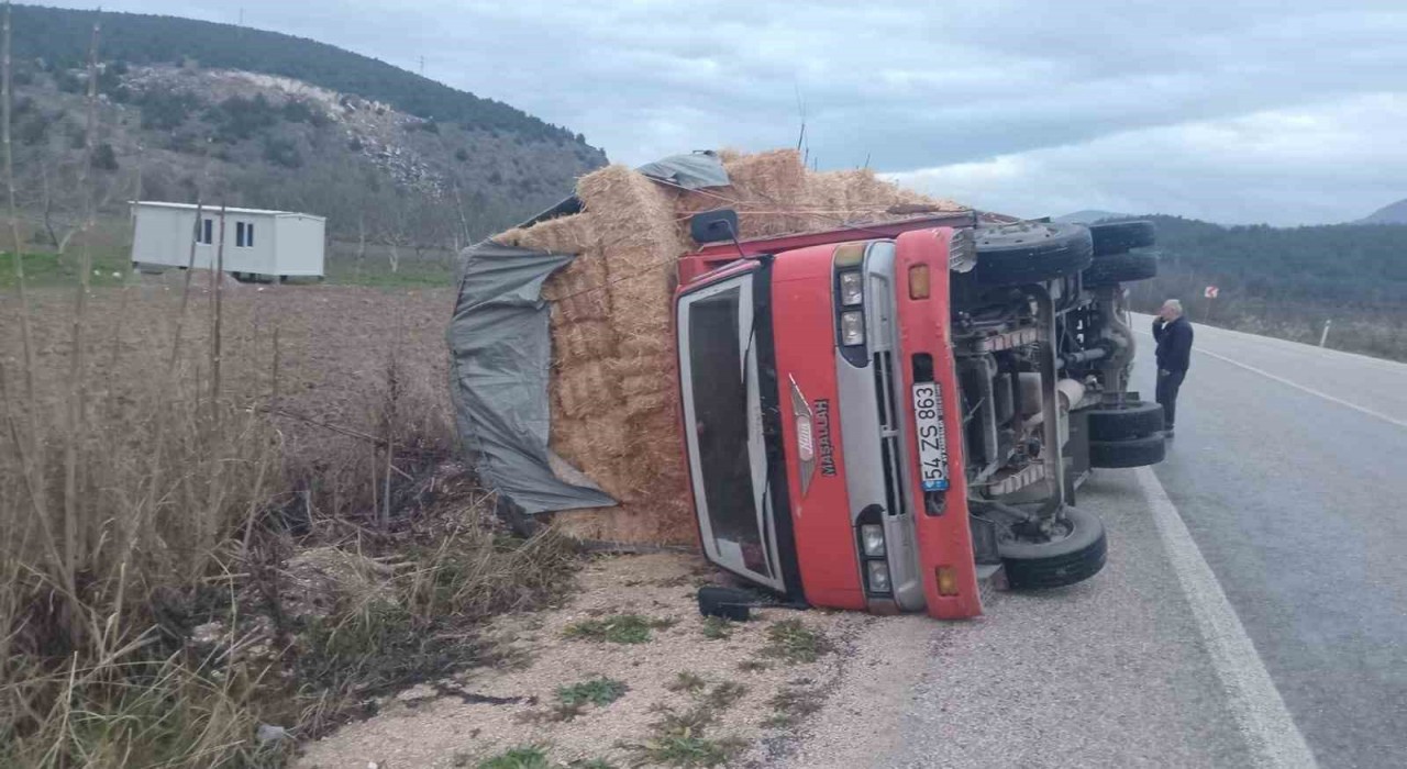 Bilecikte saman yüklü kamyon devrildi