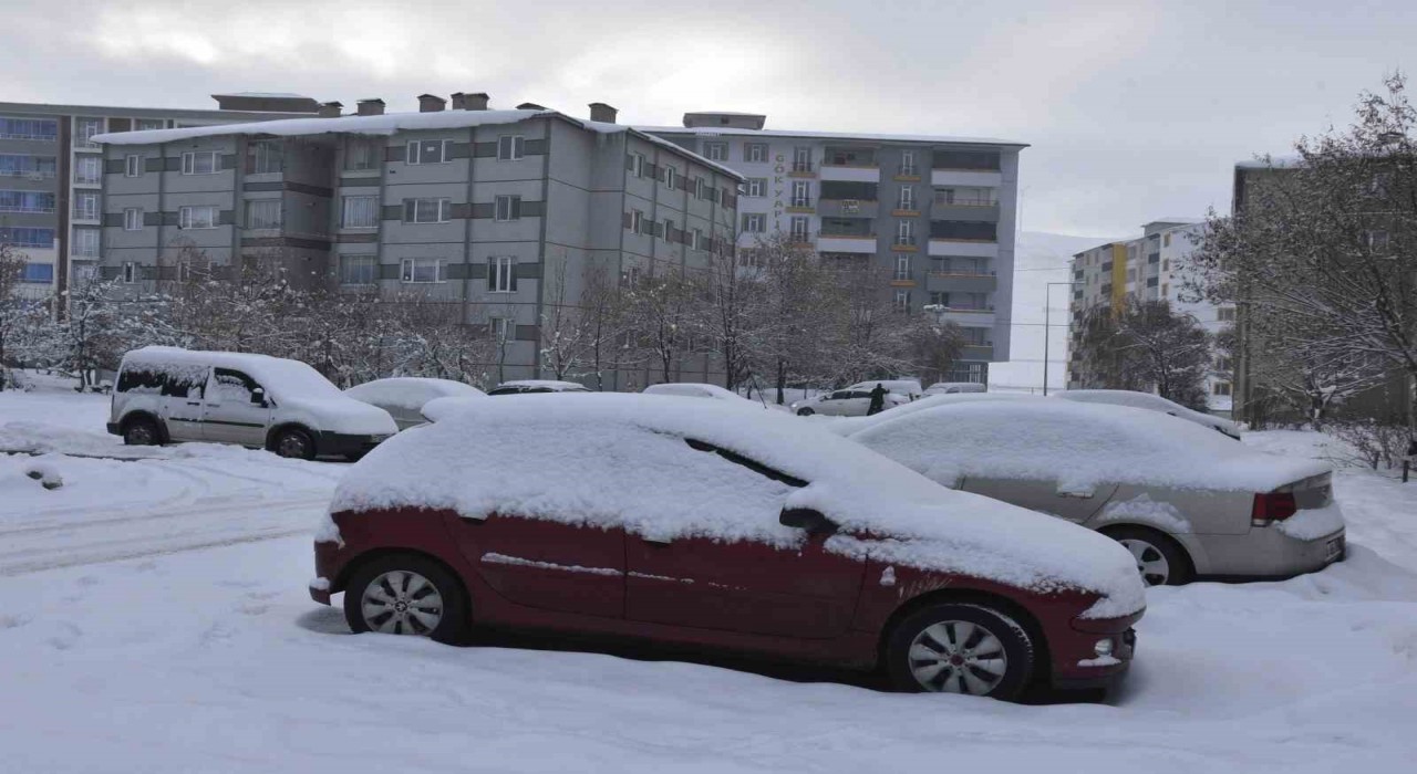 Bitliste kar 77 köy yolunu ulaşıma kapattı