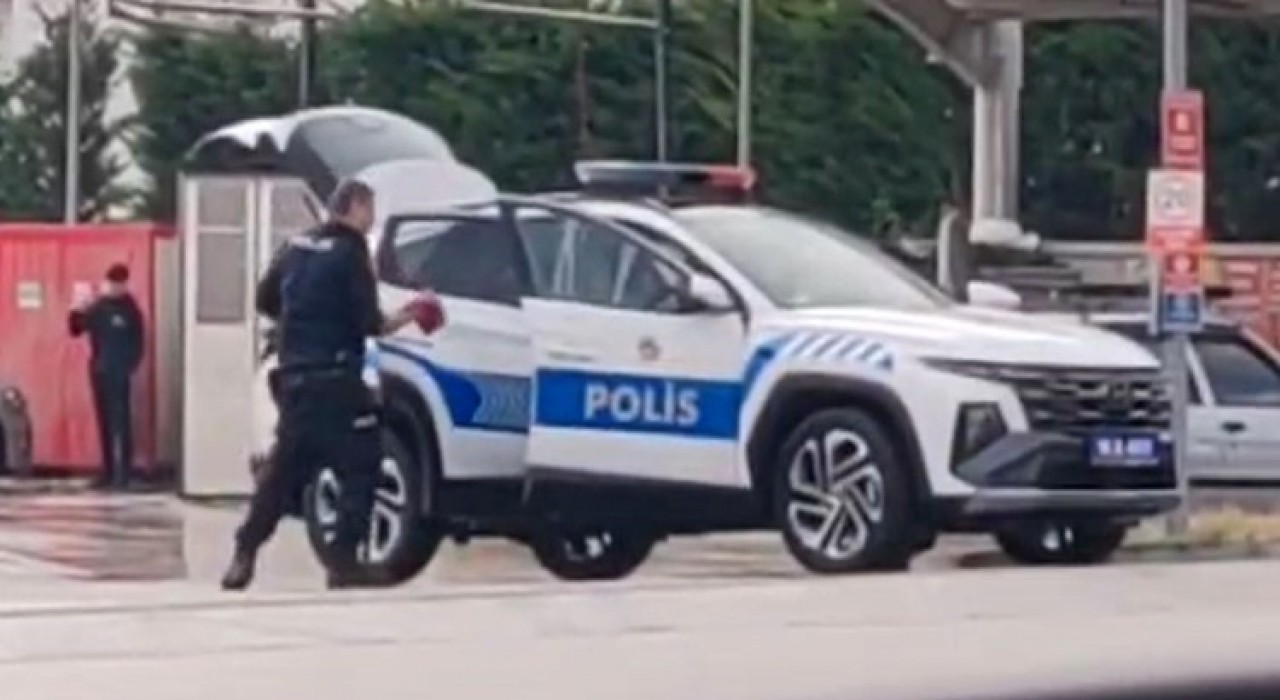 Boluda polis memurunun araç yıkadığını gören oto yıkamacıdan örnek davranış