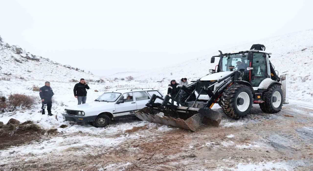 Bünyanda kayarak şarampole düşen araç kurtarıldı