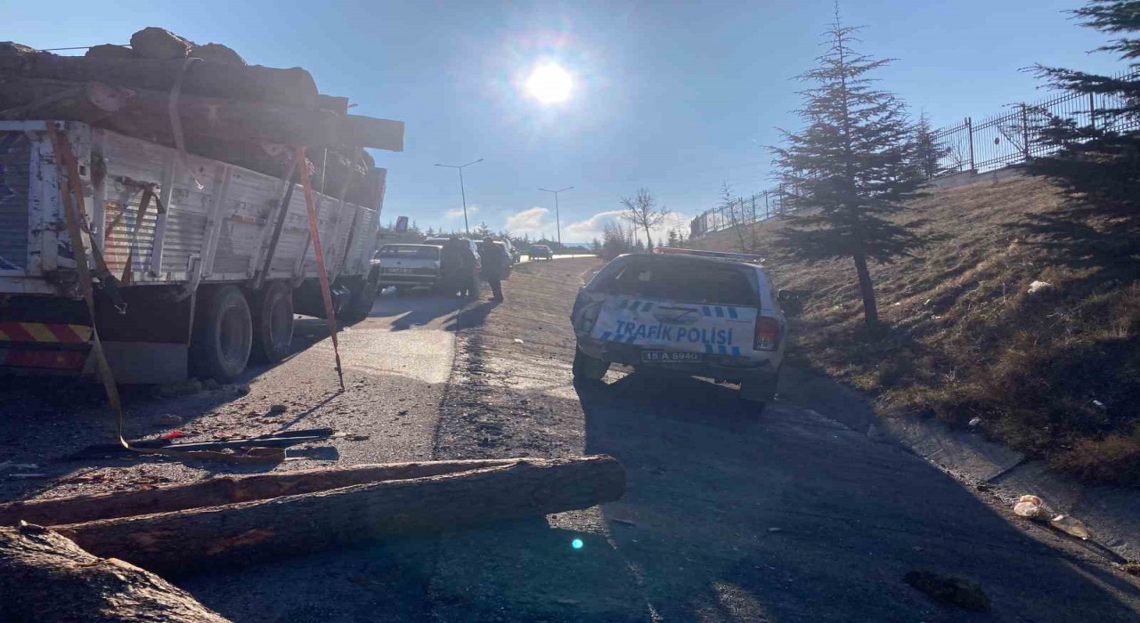 Burdurda zincirleme kaza: 1i polis 6 yaralı