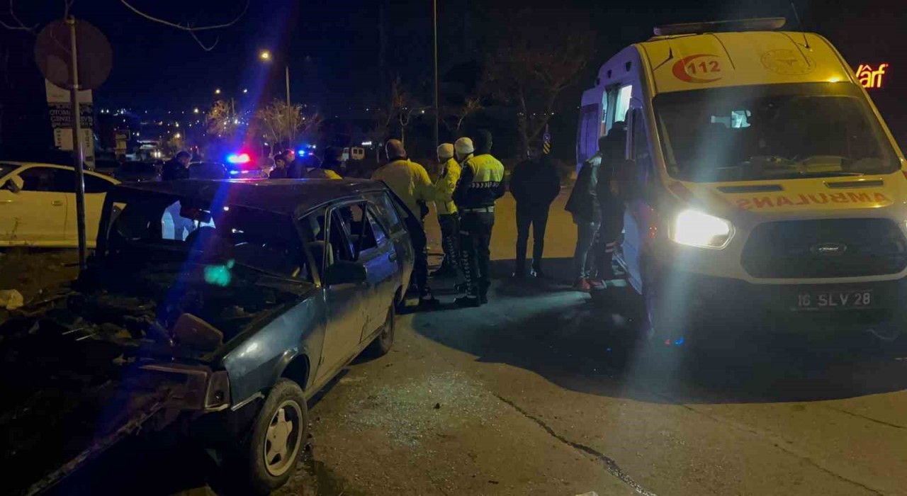 Bursada 2 araç kafa kafaya çarpıştı: Sıkışan sürücü yaralandı
