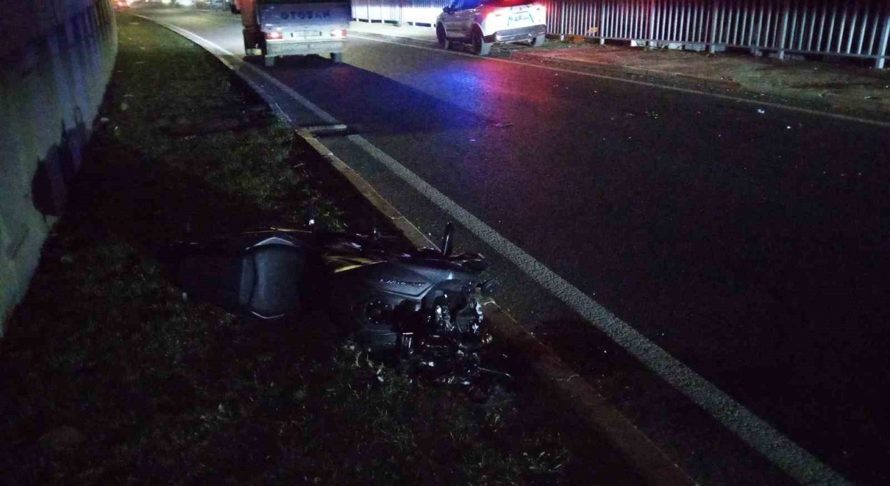 Bursada direğe çarpan motosiklet ikiye bölündü: 1 yaralı