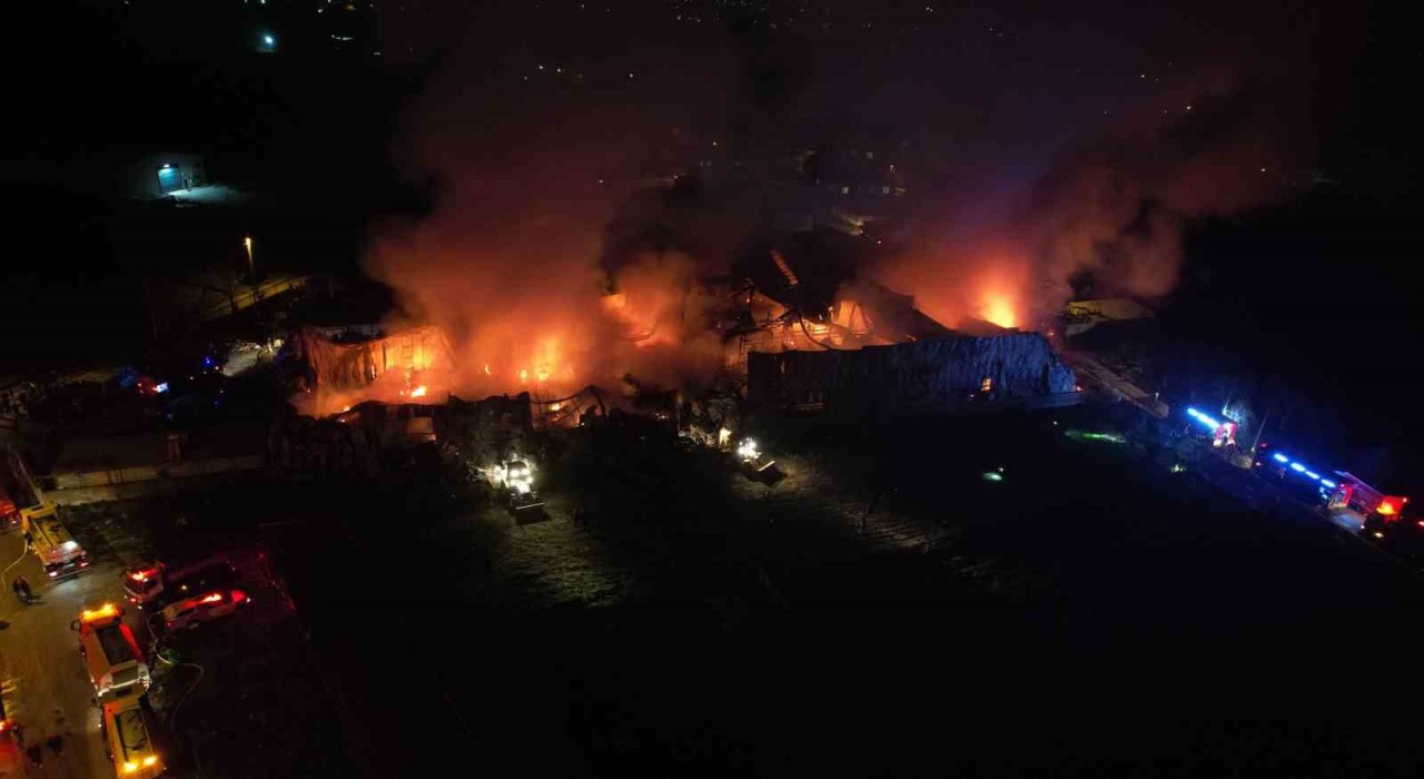 Bursada gıda deposundaki yangın geceyi aydınlattı
