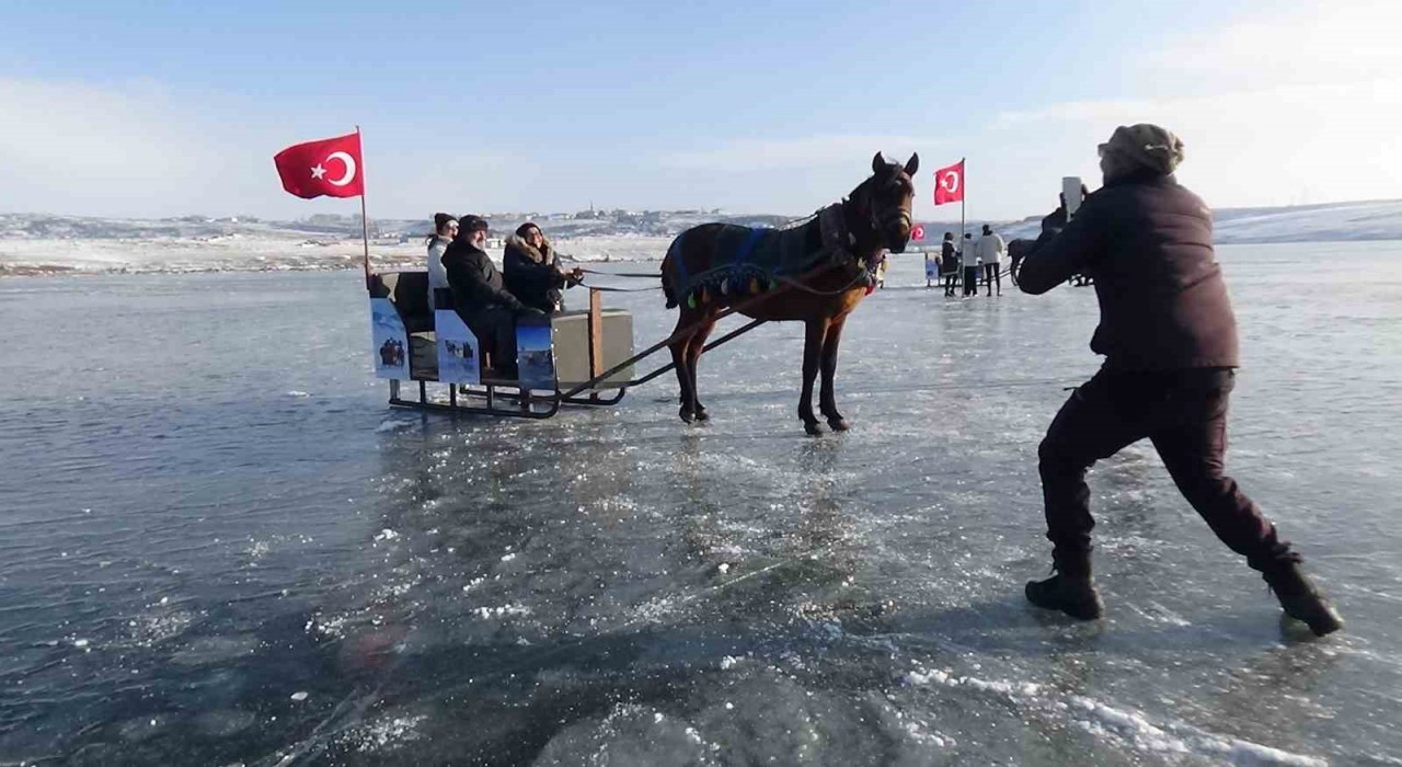 Buz tutan Kars Çıldır Gölüne yoğun ilgi