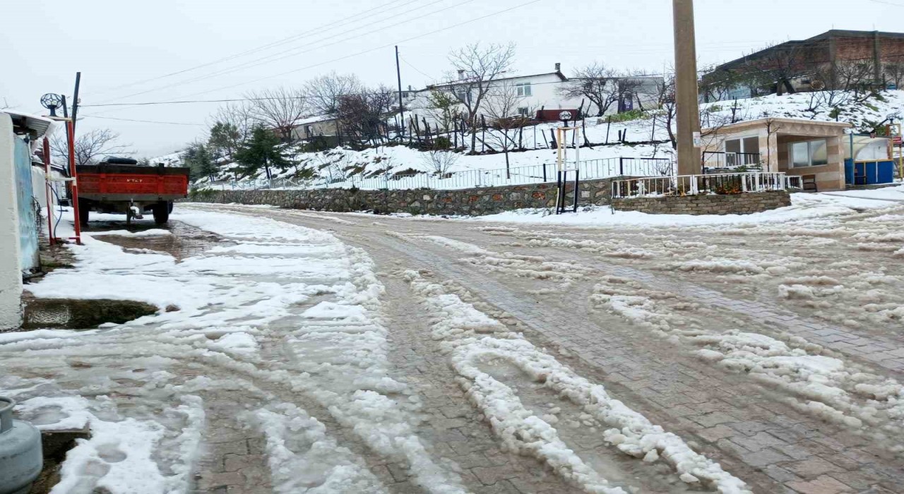 Çanakkalede İl Özel İdare ekipleri karla kaplı köy yollarını açıyor