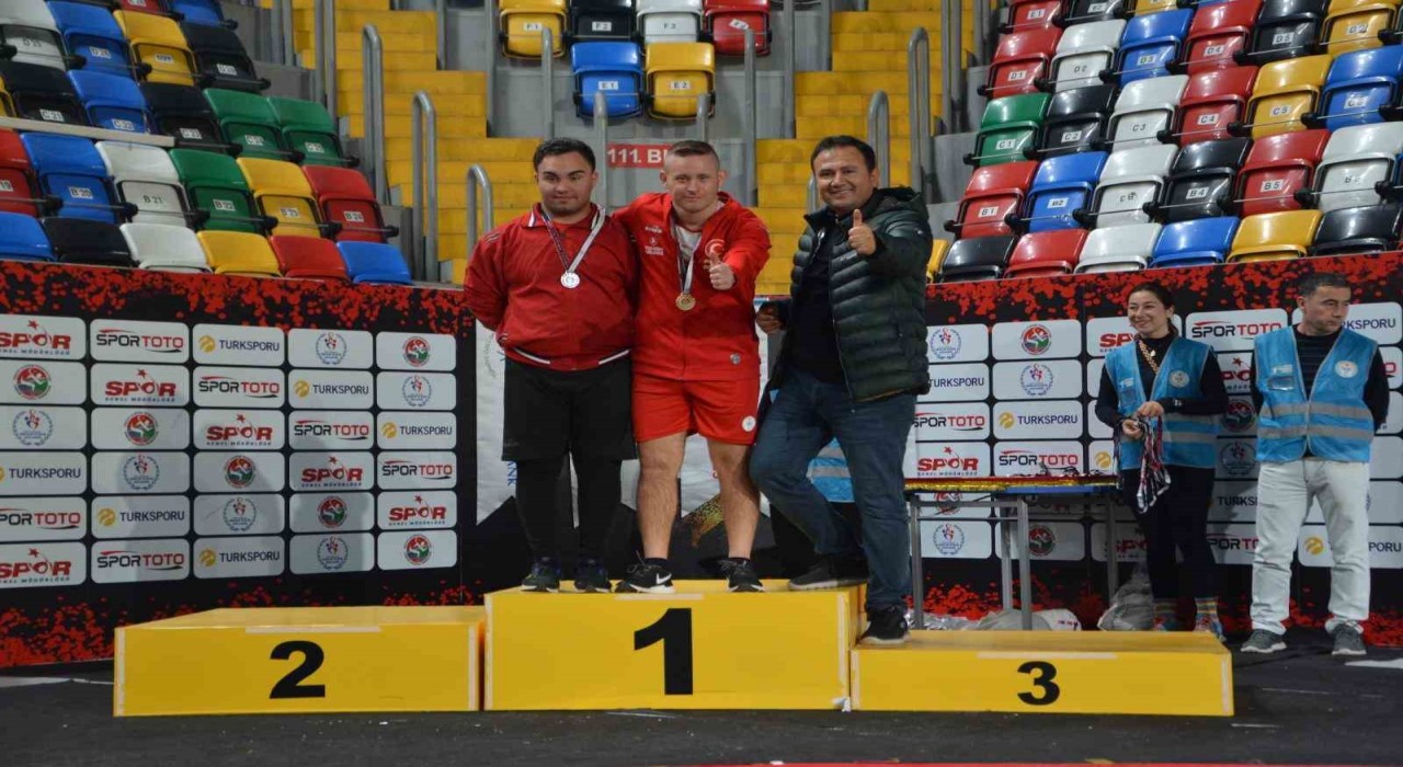 Canikli sporcu Ali Topaloğlu, madalyaları topladı