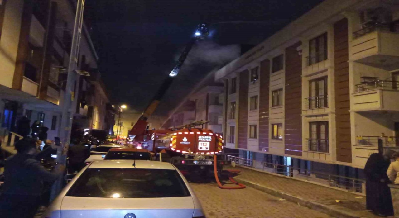 Çekmeköyde çatı katı alevlere teslim oldu