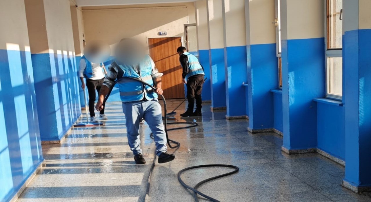 Cizrede denetimli serbestlik yükümlüleri okulları temizledi