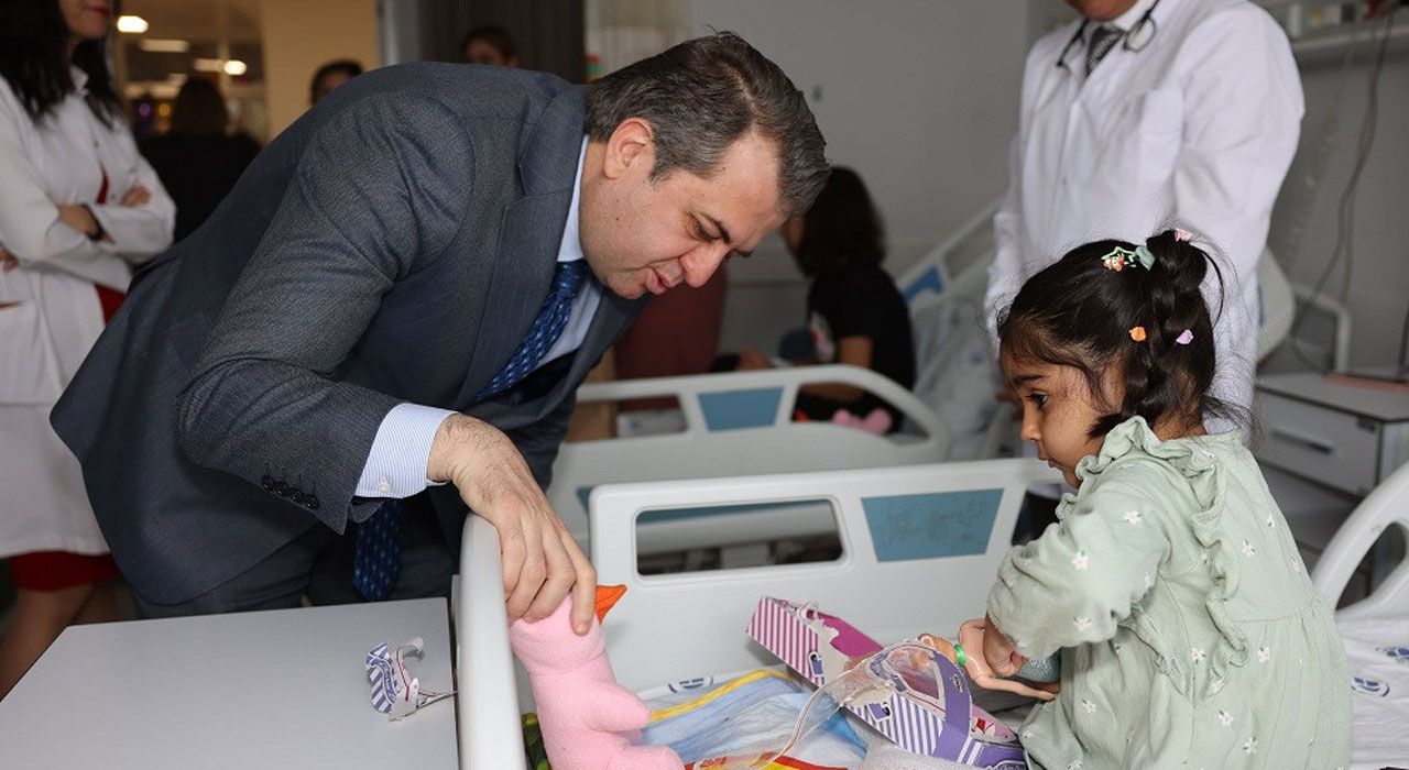 ÇÜ Tıp Fakültesi’nde Tedavi Gören Çocukların Yeni Yıl Sevinci