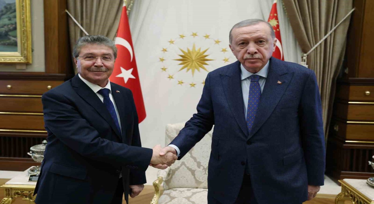 Cumhurbaşkanı Recep Tayyip Erdoğan, Kuzey Kıbrıs Türk Cumhuriyeti Başbakanı Ünal Üstel ile Cumhurbaşkanlığı Külliyesinde bir araya geldi.