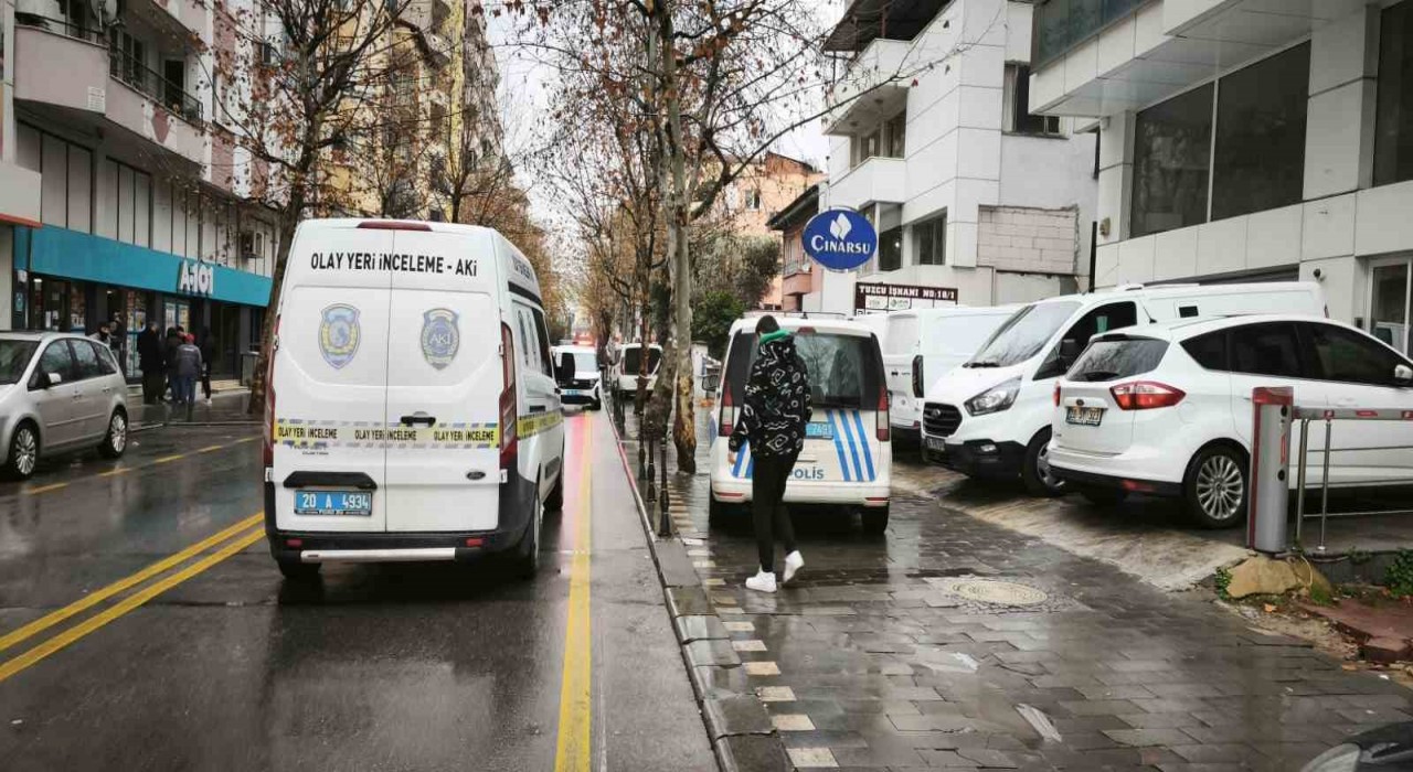 Denizlide 6. kattan kendisini aşağıya bırakan genç hayatını kaybetti