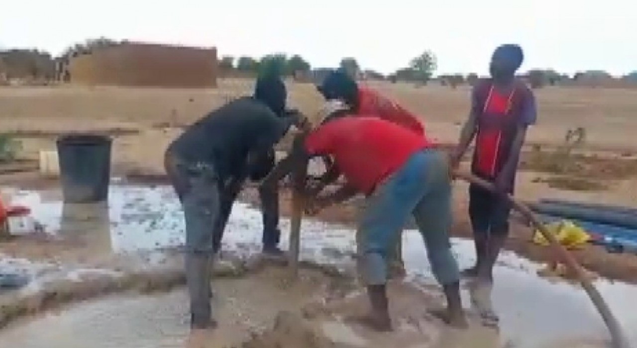 Deprem şehitleri anısına Afrikada su kuyusu açtırdı