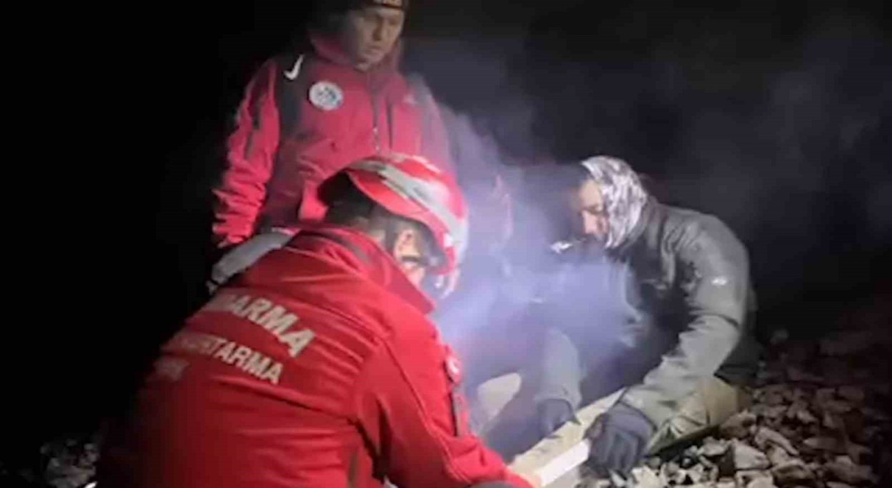 Doğa yürüyüşü sırasında ayağı kırıldı, jandarmanın helikopterli operasyonuyla kurtarıldı