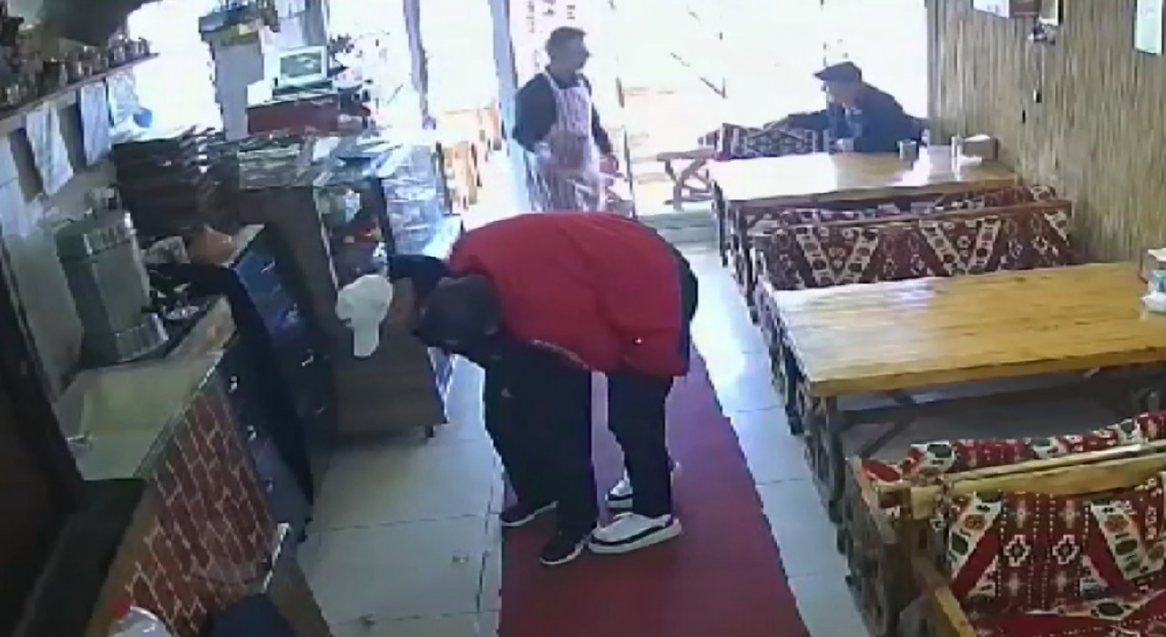 Down sendromlu vatandaşı heimlich manevrası kurtardı: O anlar güvenlik kamerasına yansıdı