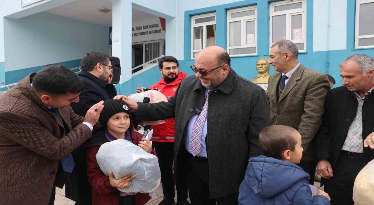 Dulkadiroğlundaki çocuklara kışlık kıyafet yardımı