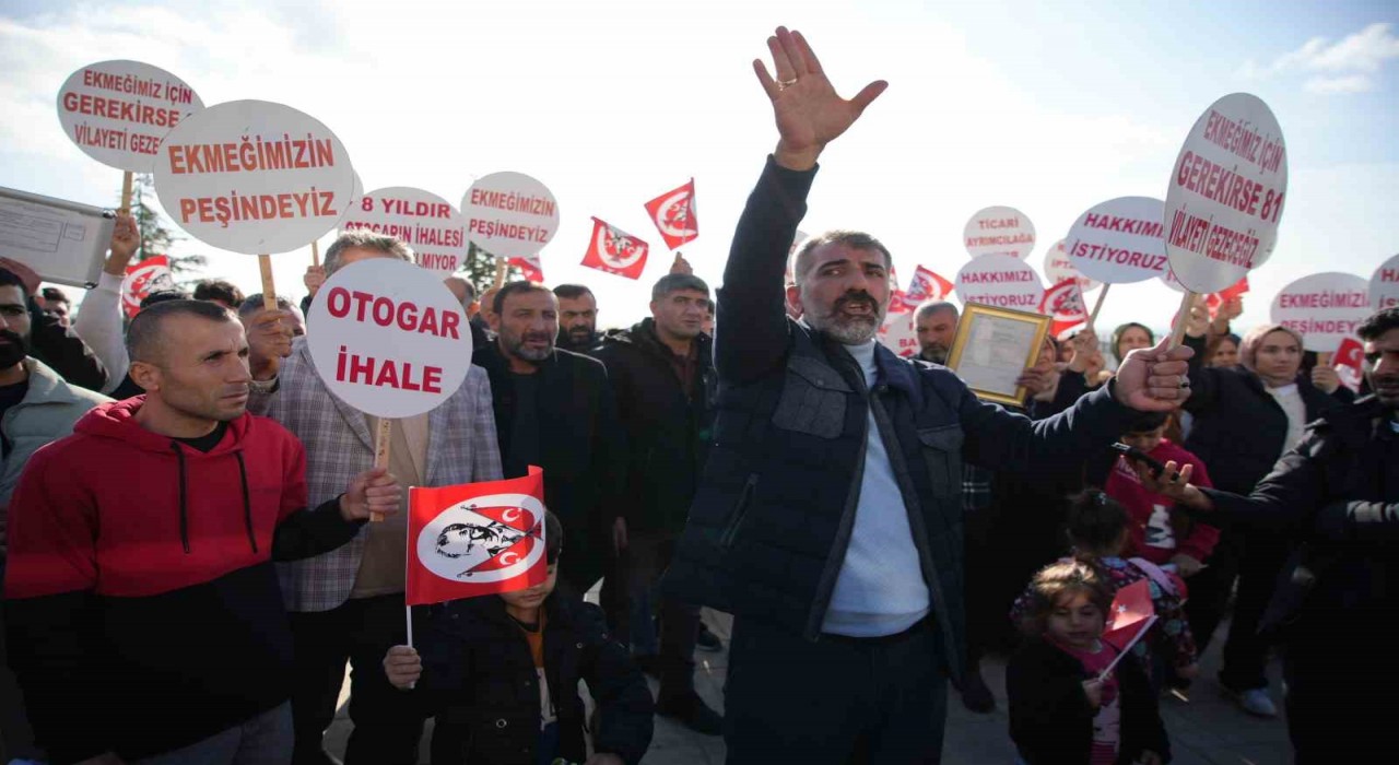 Edirnede çalışma ruhsatı iptal edilen turizm firması belediye önünde eylem yaptı