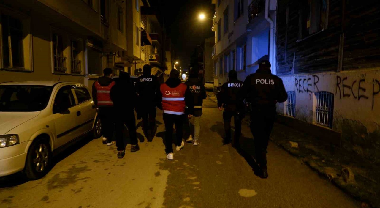 Edirnede düzensiz göçmenlere dev operasyon: Yakalanan göçmenler ülkelerine gönderilecek