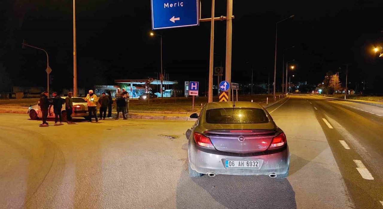 Edirnede iki otomobil çarpıştı: 1 yaralı