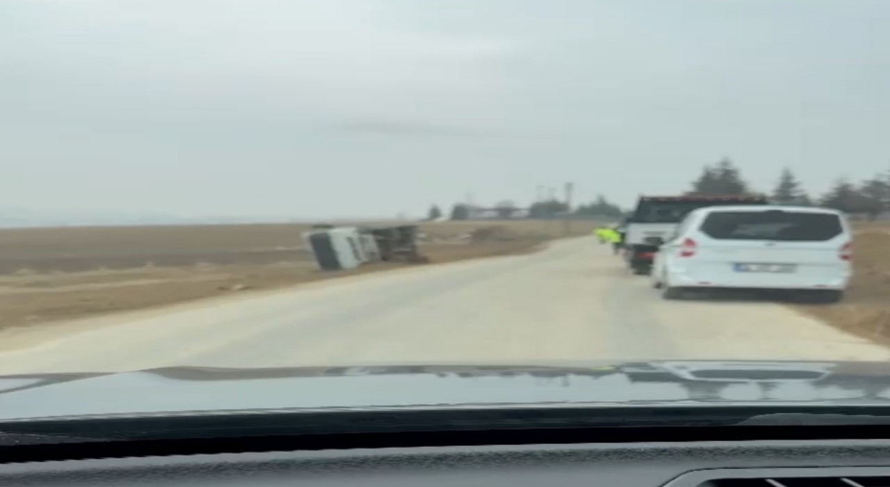 Elazığda araç yan yattı