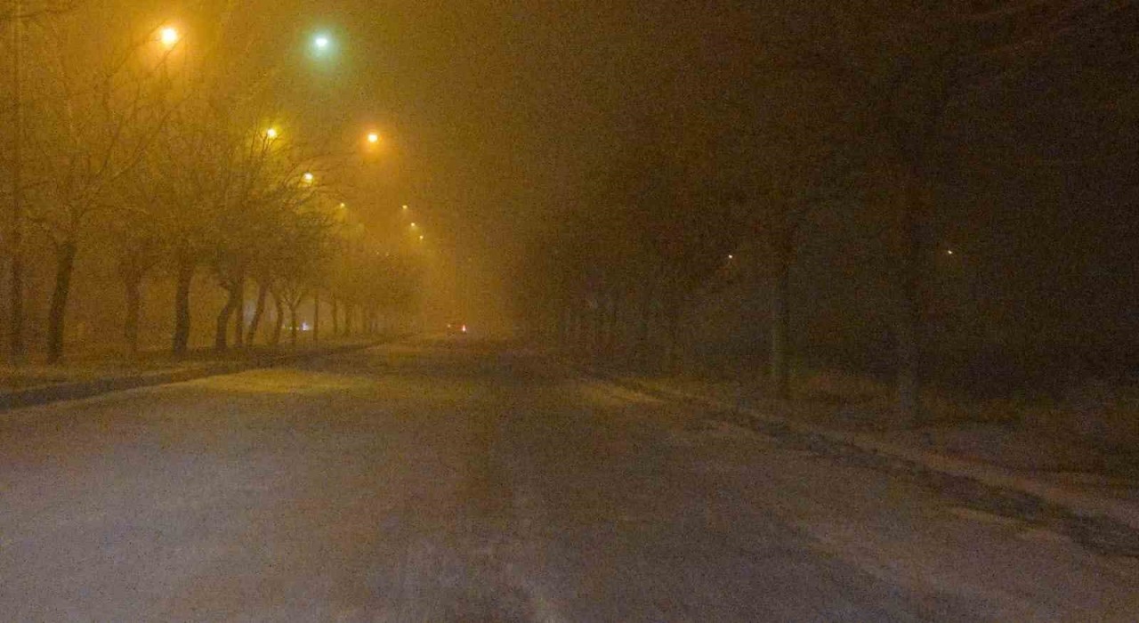Elazığda gece saatlerinde yoğun sis: Görüş mesafesi 10 metreye kadar düştü