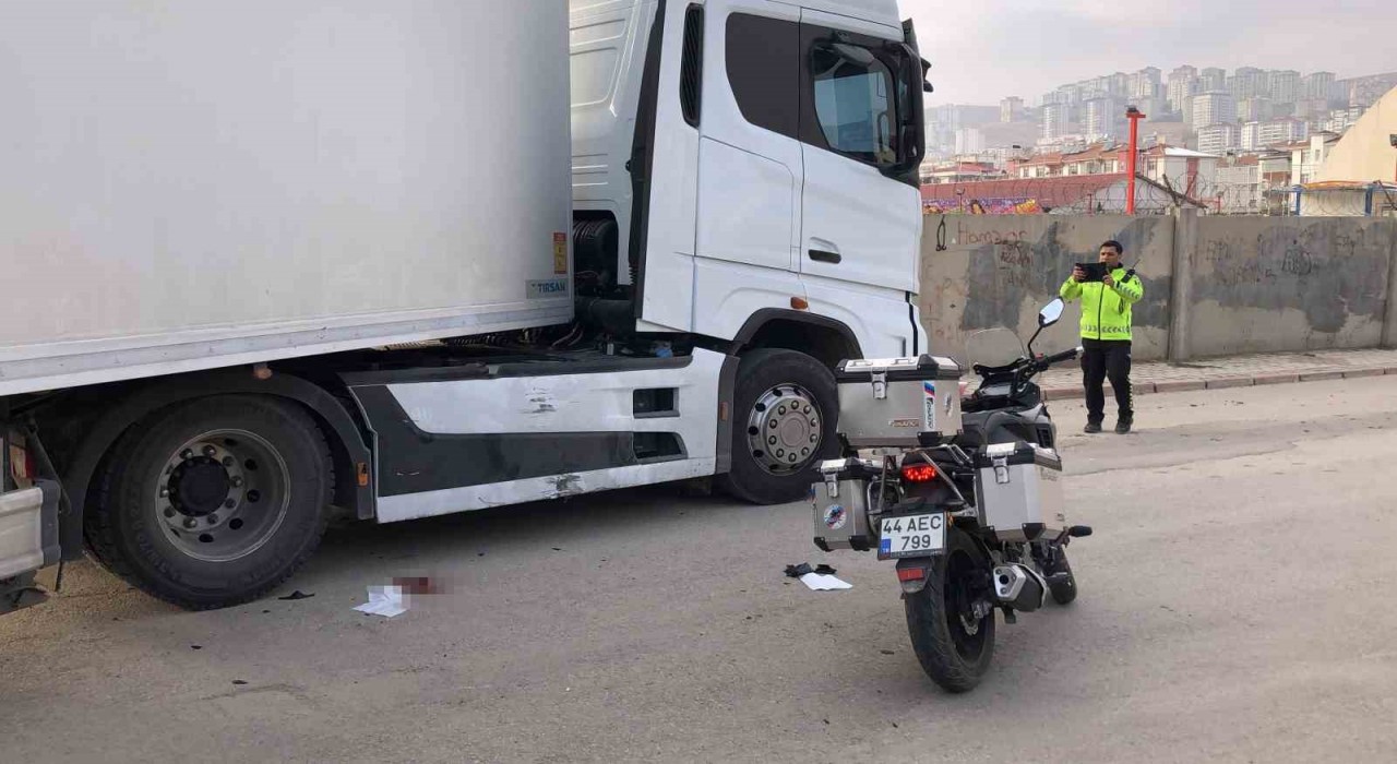 Elazığda tır ile çarpışan motosikletli yaralandı