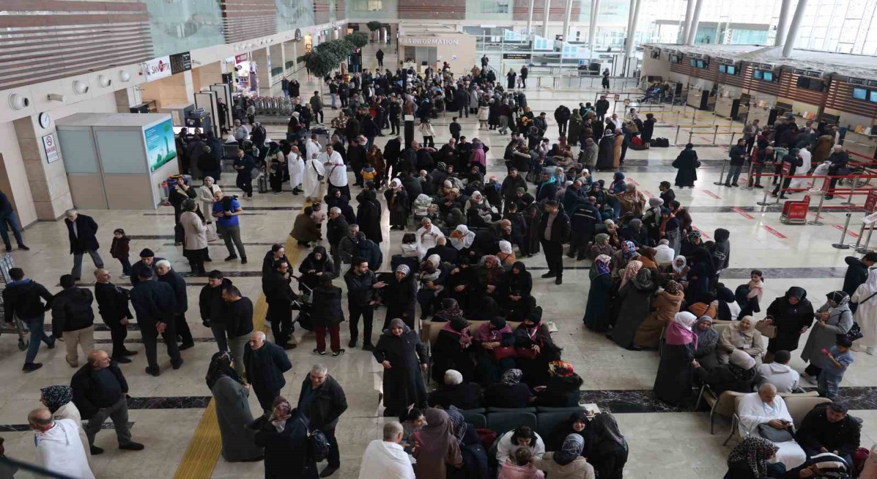 Elazığda umre kafilesini yüzlerce kişi uğurladı