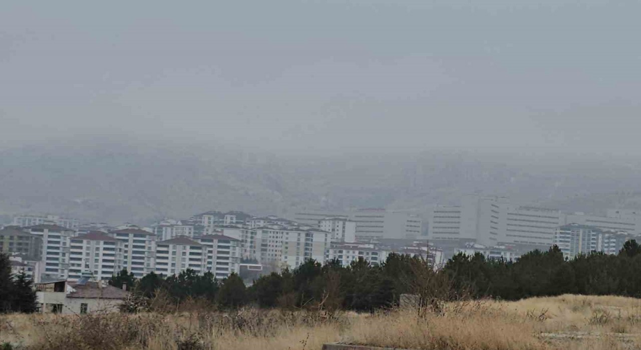 Elazığda yüksek kesimlerde sis etkili oldu