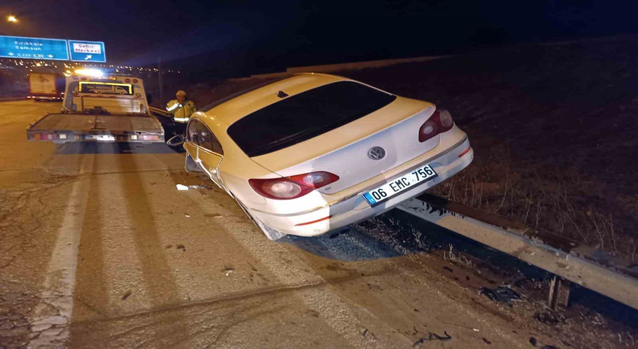 Elmadağ girişinde kontrolden çıkan otomobil bariyerlere çıktı
