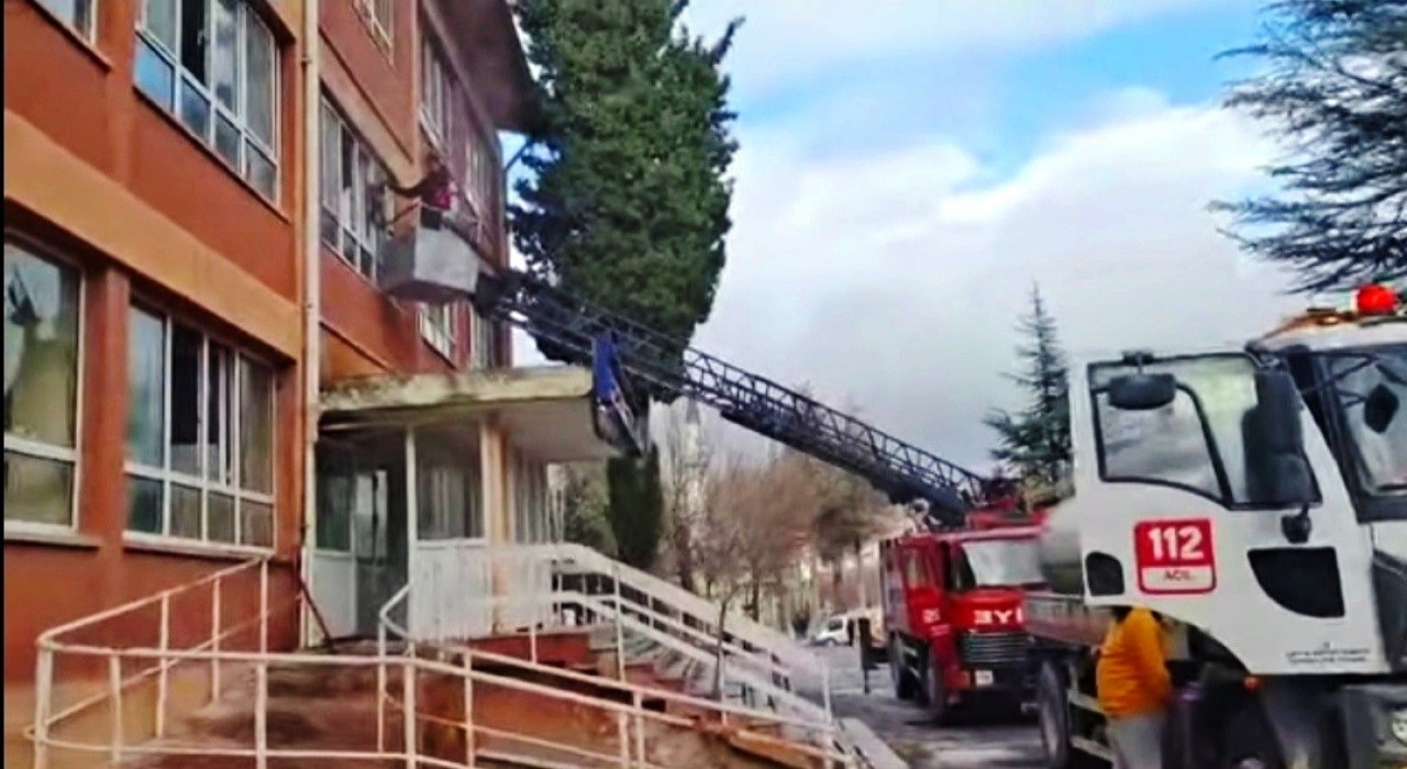 Emette eski hastane binasında çıkan yangın büyümeden söndürüldü