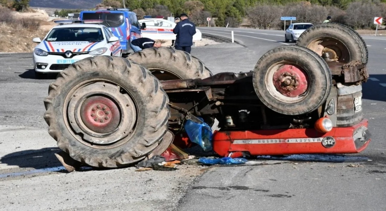 Emette traktör ile kamyonet çarpıştı, 1 kişi yaralandı