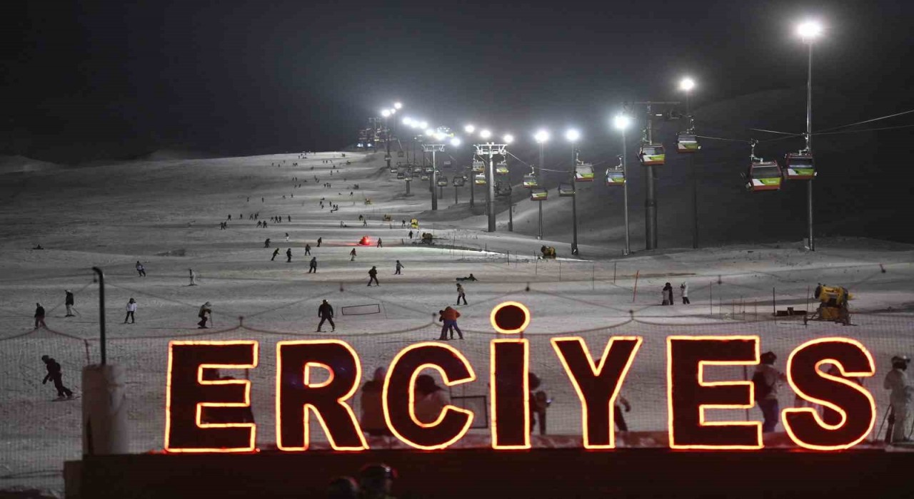 Erciyeste gece kayağı başladı