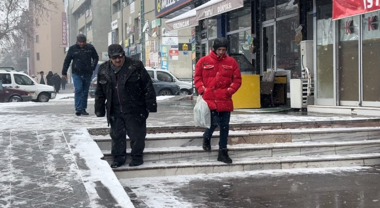 Erzincanda vatandaşın buz ile imtihanı gülümsetti