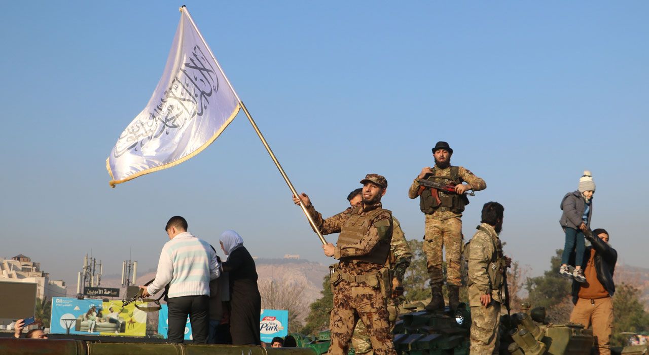 Esad Rejimi Yıkıldı, Şam Meydanında Zafer Kutlamaları Sürüyor