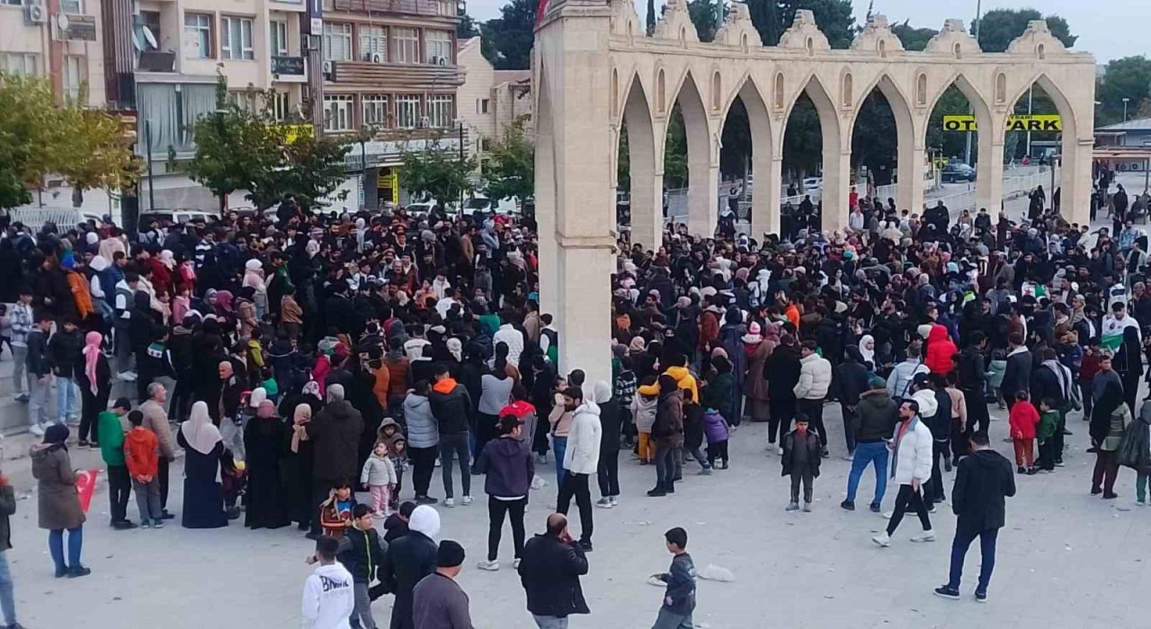 Esad rejiminin çöküşü Şanlıurfada kutlanıyor