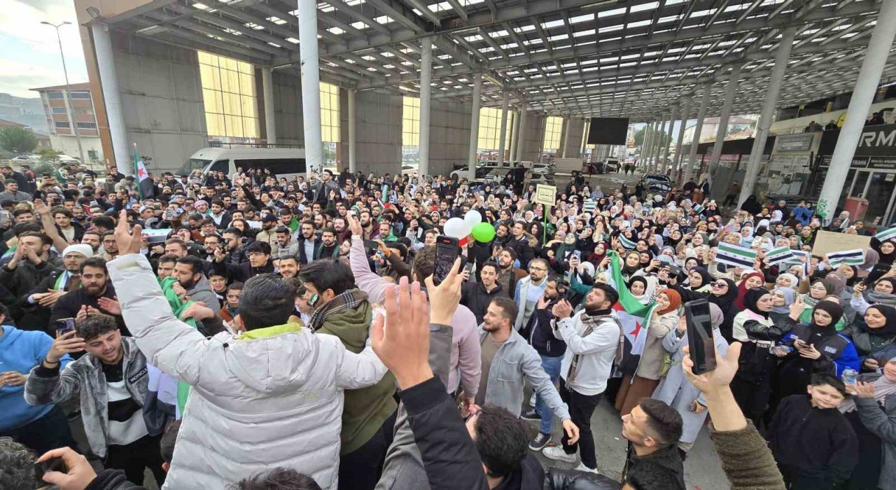 Esed rejimi çöktü, Karabükteki Suriyeliler kutlama yaptı