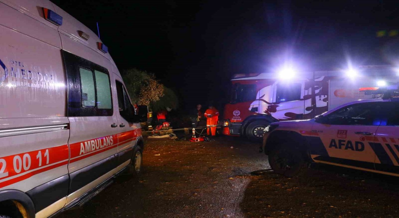 Falezlerden denize düşen araç için ekipler arama çalışması yaptı